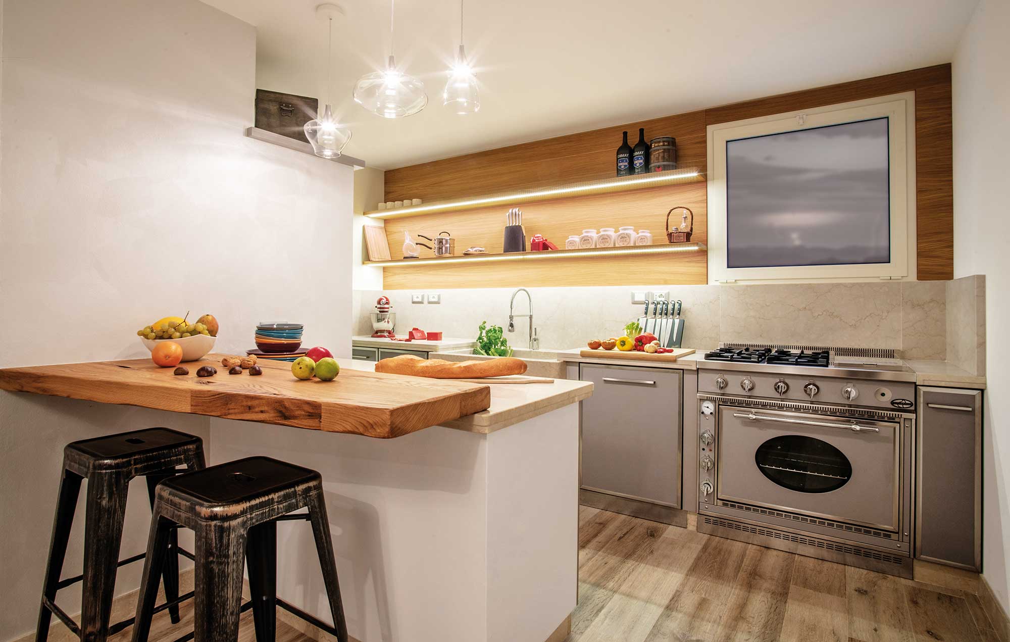 anteprima cucina moderna su misura ante in legno verniciato profili inox gruppo cottura j corradi