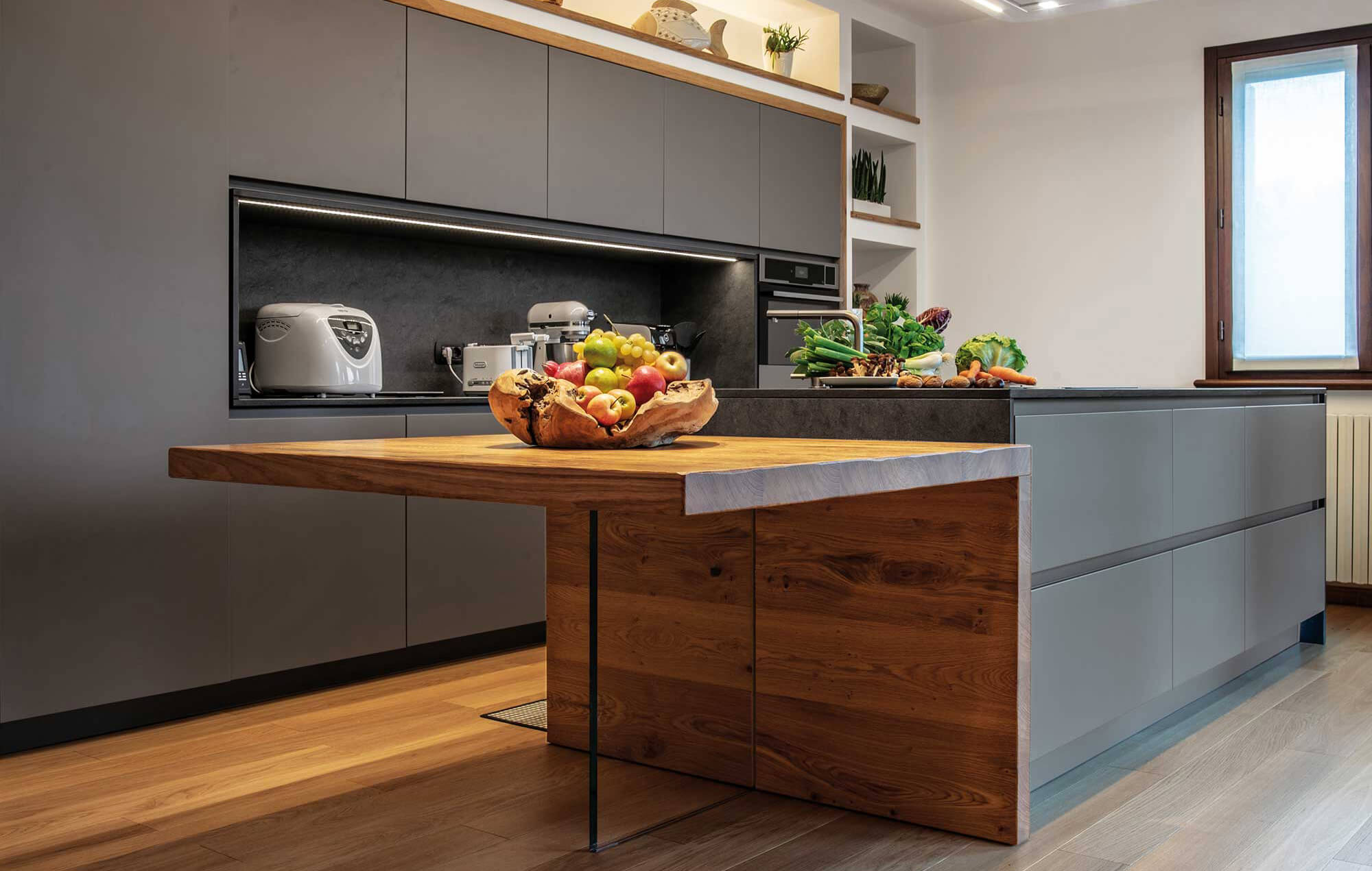 anteprima cucina moderna su misura con piani in quarzite mobili laccati grigio