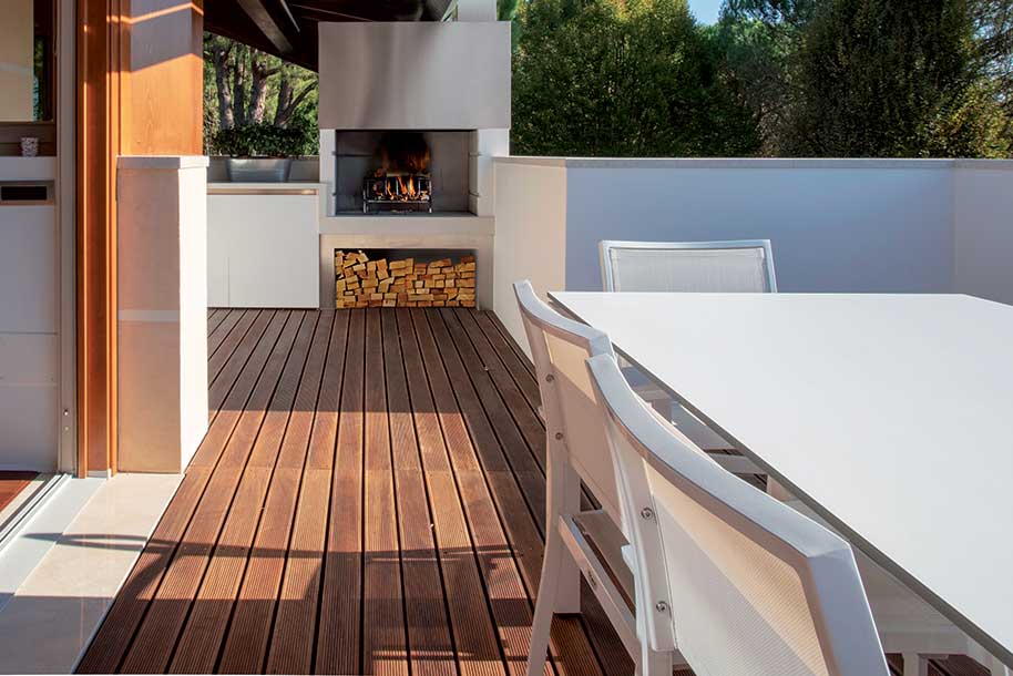 cucina da esterno focolare su misura con cucina attrezzata piani lapitek basi legno laccato bianco cappa inox.2