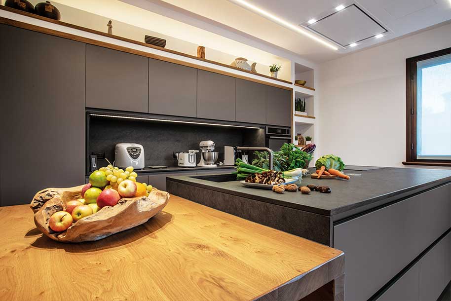 cucina moderna su misura con piani in quarzite mobili laccati grigio1