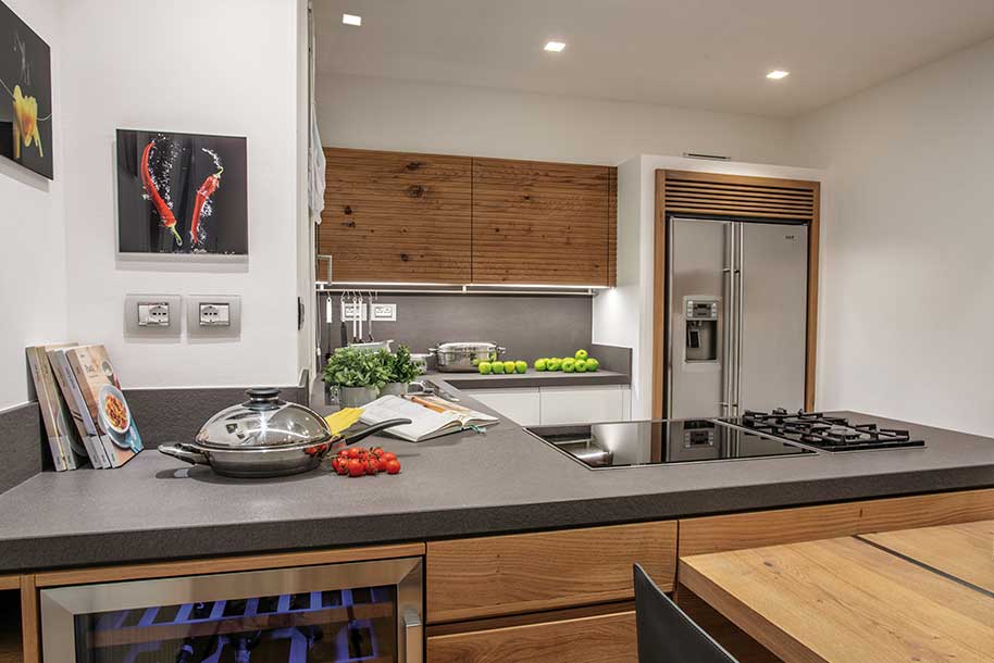 cucina moderna su misura con piani quarzite e legno rovere1