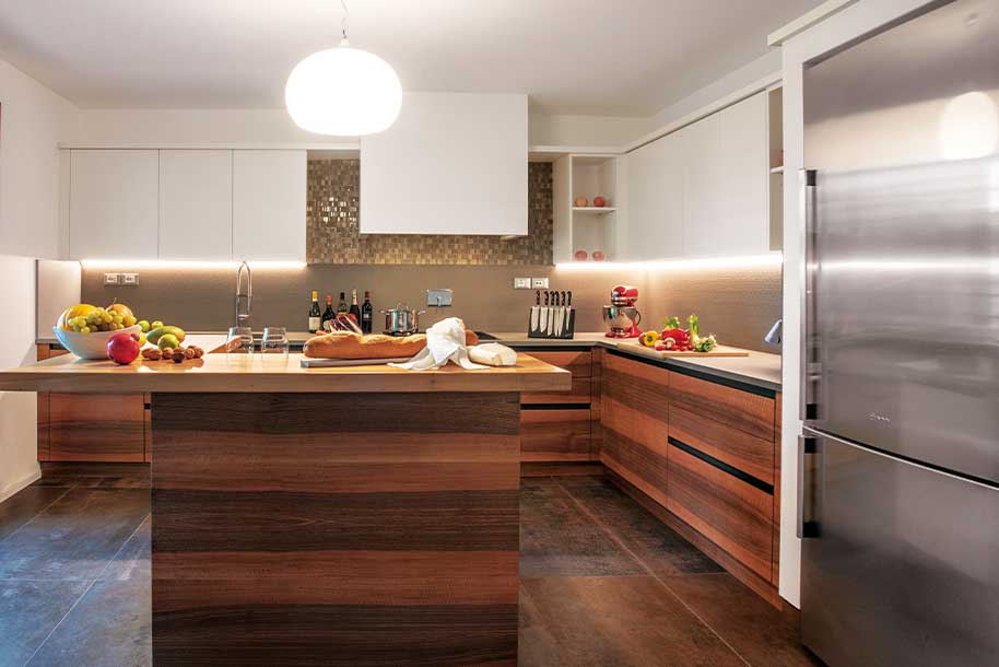 cucina moderna su misura isola lavoro e snack in legno2
